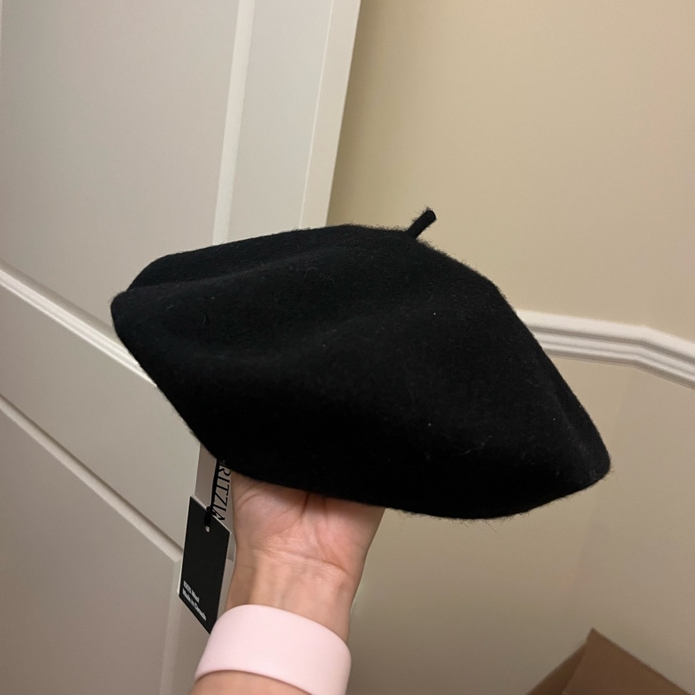 ARITZIA Black Beret - one size, BNWT